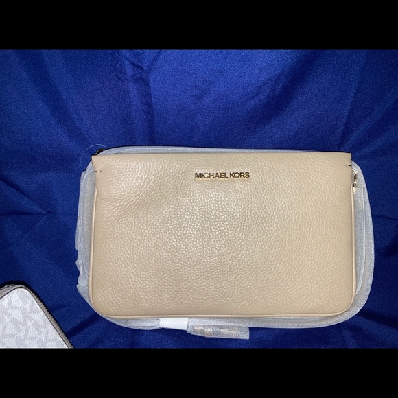 Hand To Hand - Picture 6 of 15